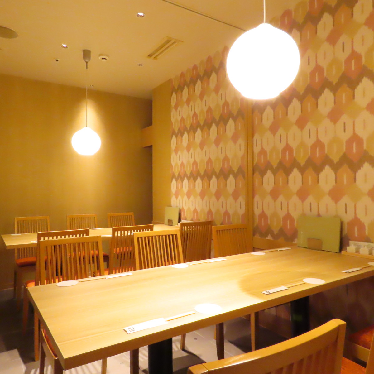 暖かな木のぬくもり感じる店内